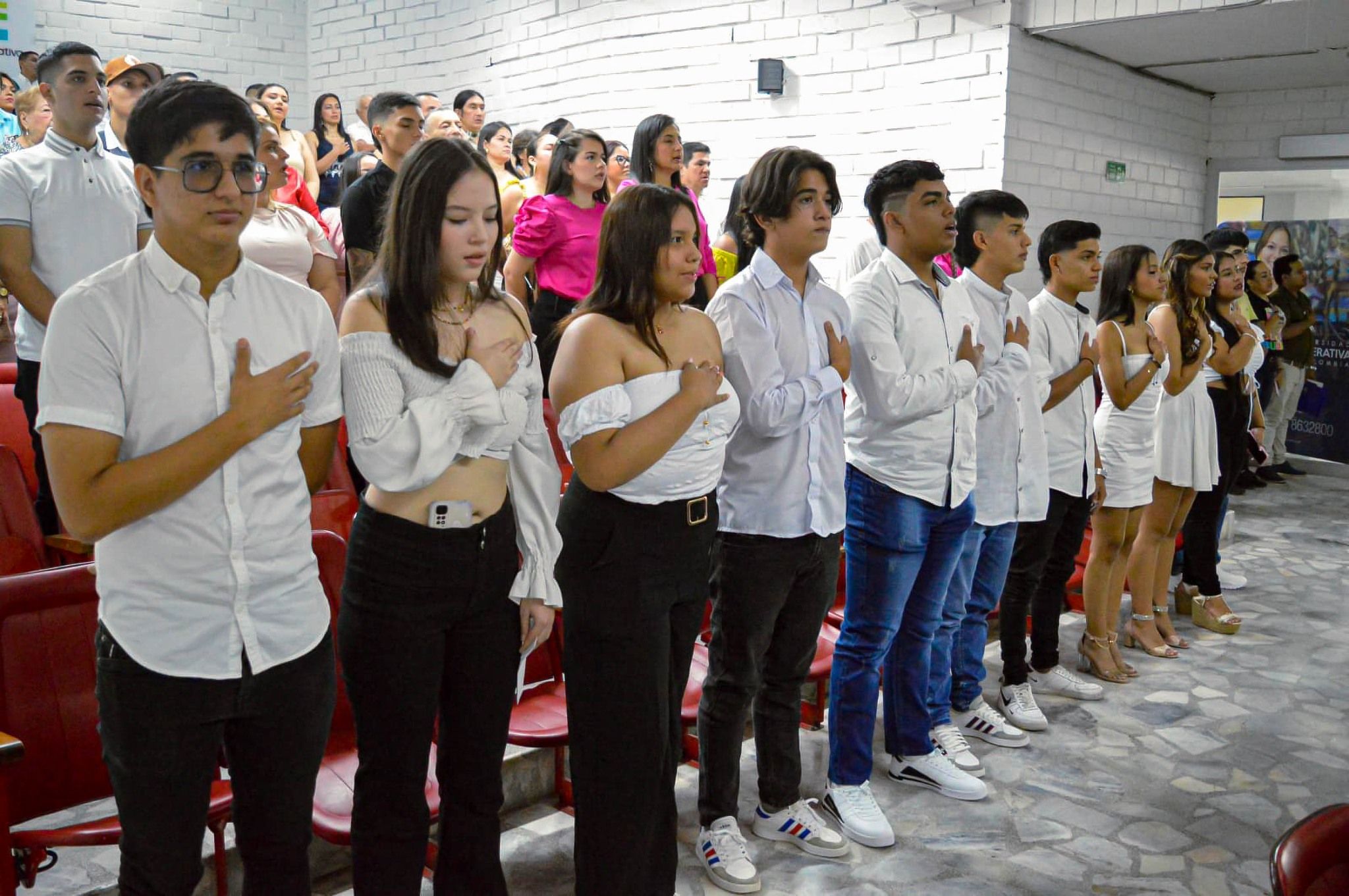 ¡Felicitaciones a nuestros graduados de bachillerato básico y bachillerato académico! - Imagen 1