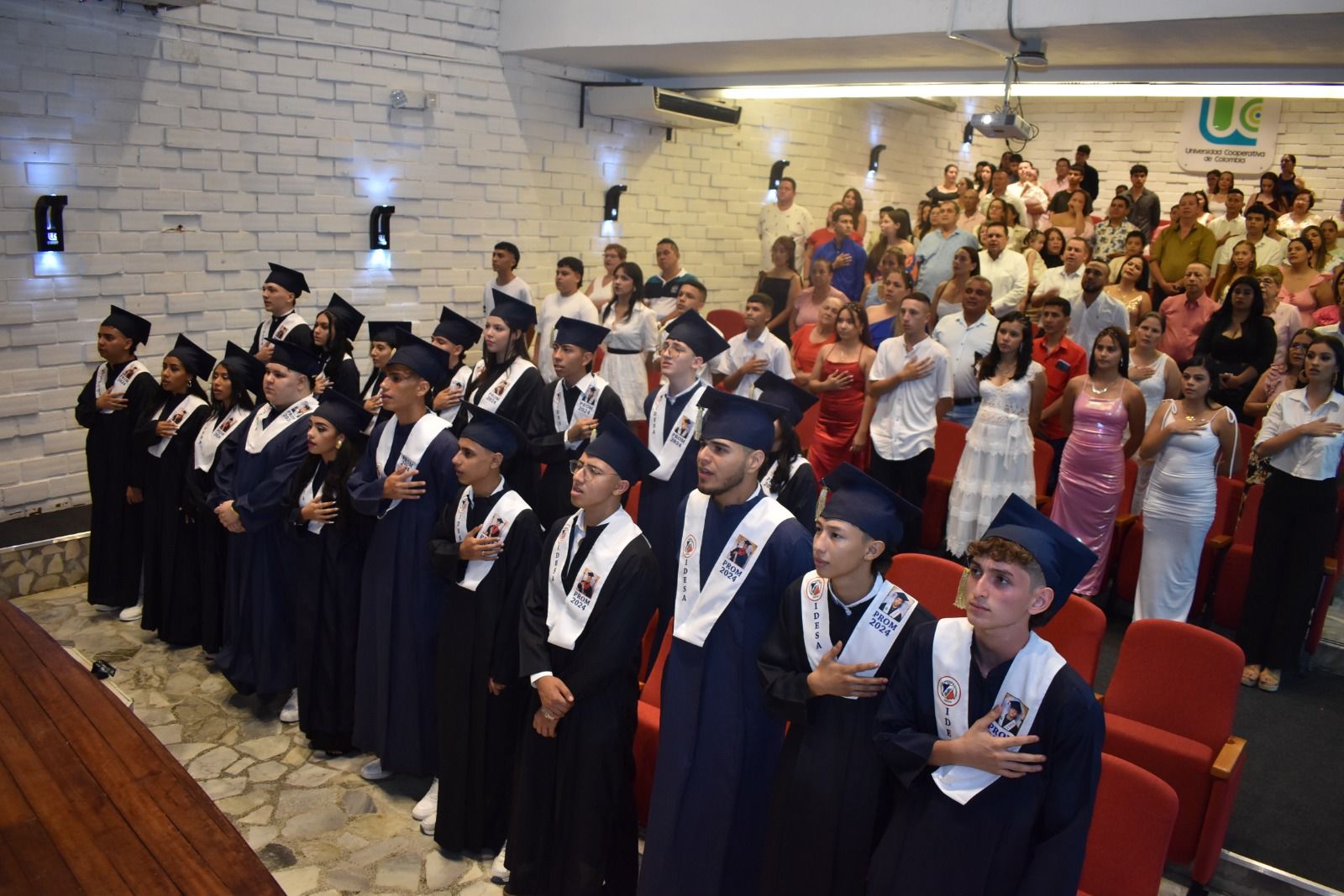 Felicitamos a nuestros brillantes graduados del Bachillerato Básico y Académico, promoción 2024, del Colegio IDESA. - Imagen 2
