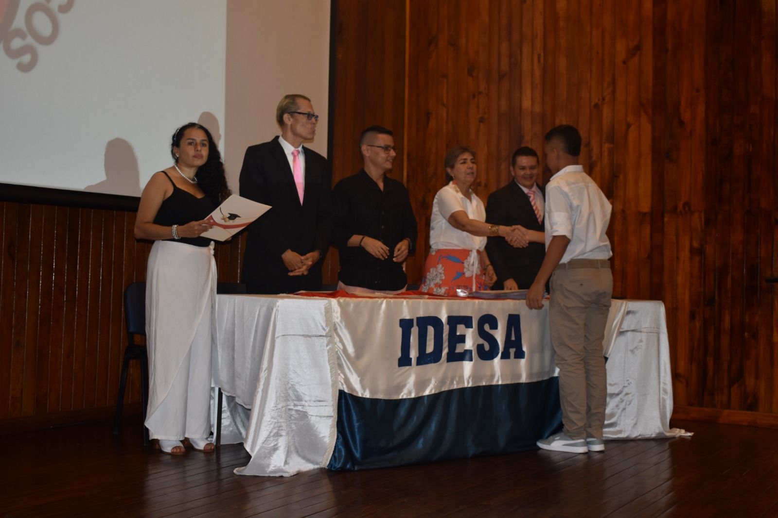 Felicitamos a nuestros brillantes graduados del Bachillerato Básico y Académico, promoción 2024, del Colegio IDESA. - Imagen 4